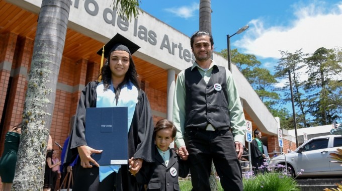 Imagen de una graduada junto a su familia