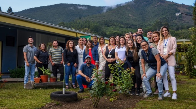 varias personas participantes de los talleres posan con las montañas de los santos de fondo