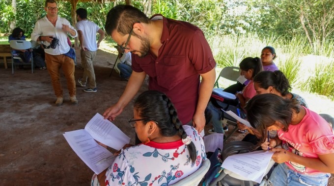 El especialista asiste a una de las participantes