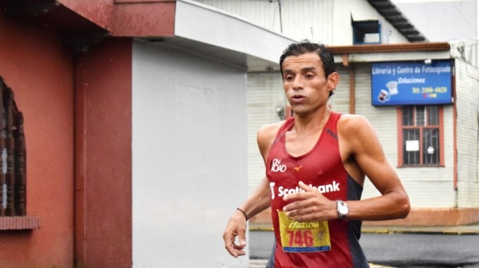 Javier Fernández corriendo en carretera.