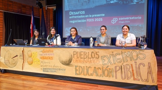 Cinco mujeres líderesas en la mesa central del conversatorio. 