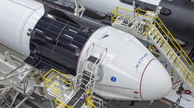 Nave Espacial recostada, en el hangar. 