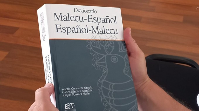 Fotografía del Diccionario Mlecu-Español