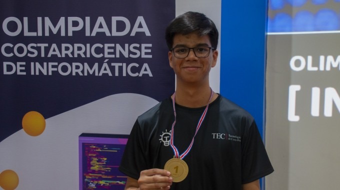 Estudiante con medalla de oro