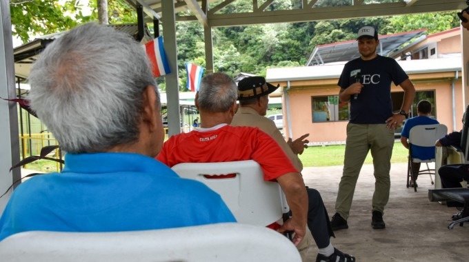 huertas organicas profesor tec hablando con adultos mayores