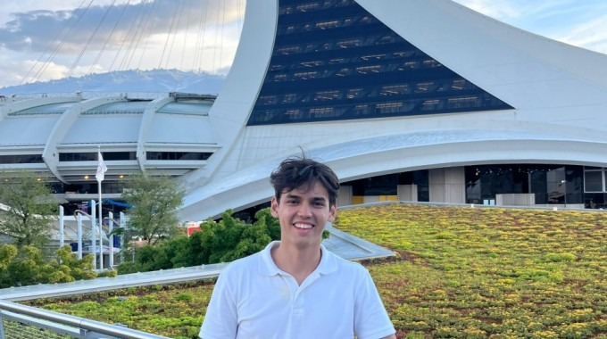 Imagen de un estudiante en Canadá, realizando su trabajo final de graduación.