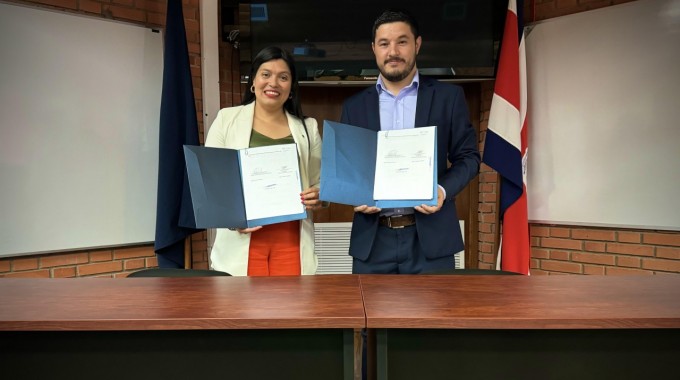 Tanto la rectora del TEC, María Estrada, como el presidente de la Cámara de Comercio, Henry Alfaro, muestran el  convenio firmado. 
