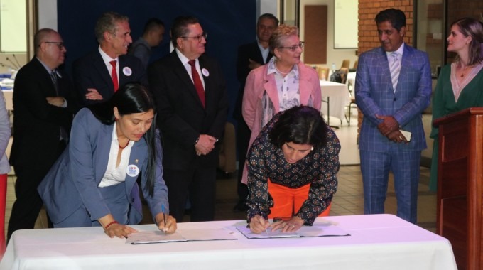 En la fotografía, la rectora del TEC, María Estrada firma el acuerdo del FEES 2024 con el Gobierno.