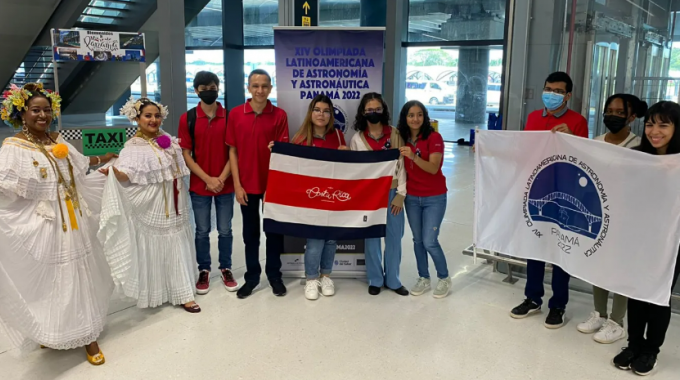 Imagen de varios estudiantes en el aeropuerto de Panamá.