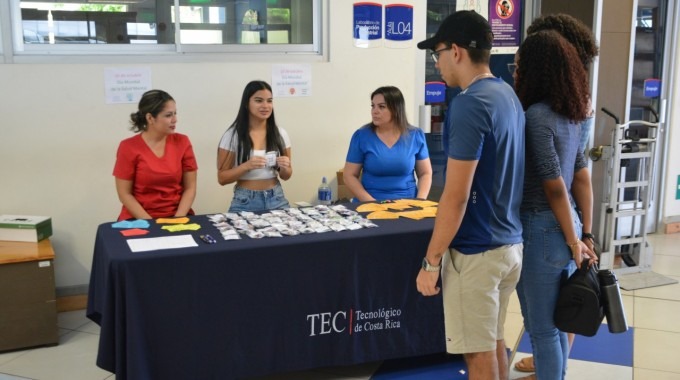 Imagen de varios estudiantes recibiendo información.