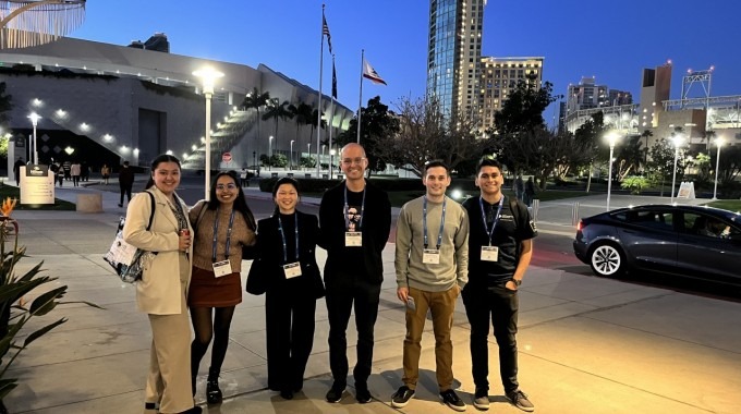 Imagen con cinco estudiantes y el profesor que asistieron a un congreso internacional.