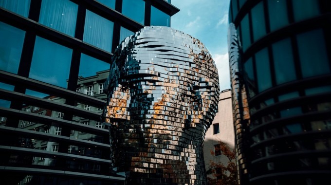 la estatua refleja la luz 