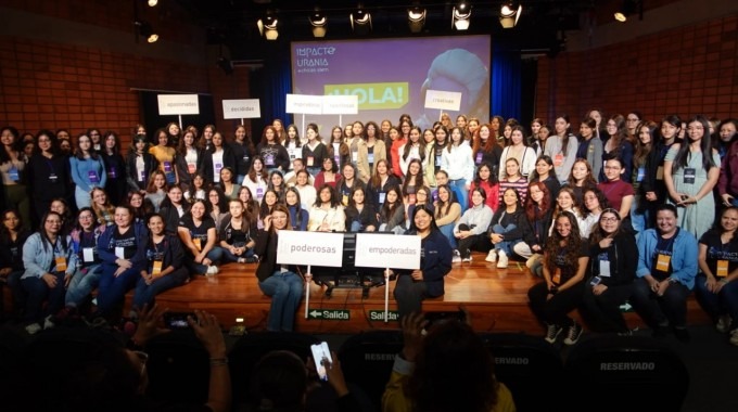 las estudiantes junto a las autoridades en el escenario del Centro de las Artes