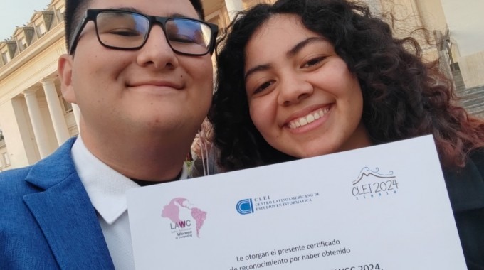 estudiantes muestran certificado