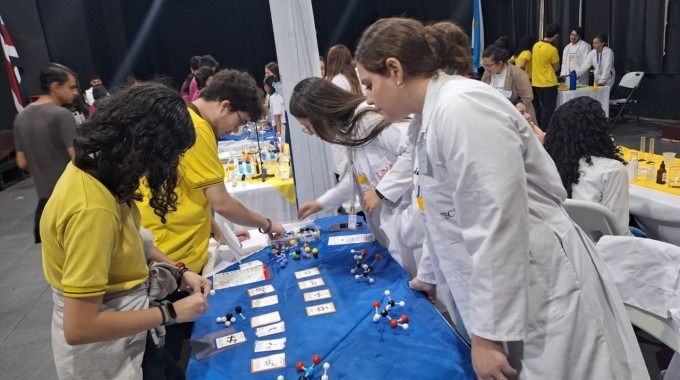 Imagen de varios estudiantes conociendo los proyectos