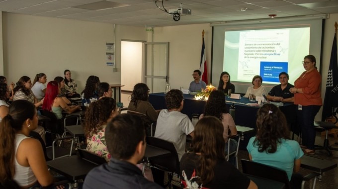 Imagen de varias personas en una charla