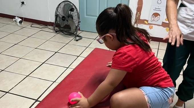 imagen de una niña realizando una actividad física.