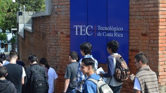 Jóvenes caminan a las afueras del campus del TEC en San José. 