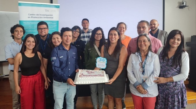 Personas sosteniendo un pastel en celebración