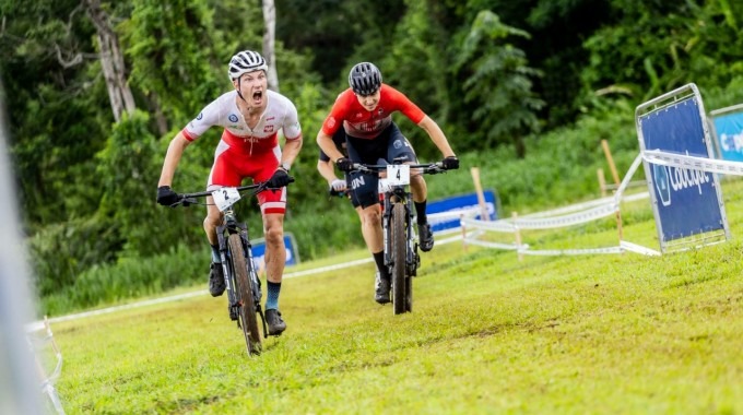 Jóvenes en la pista de mountain bike