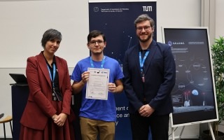 Estudiante muestra certificado de participación