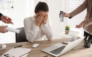 persona frente a computadora llorando