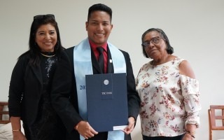 el joven demuestra suu título junto a su familia