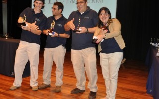 El grupo Acuaticos, ganador del segundo lugar, se muestra orgulloso de su premio.