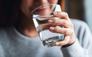 un vaso con agua