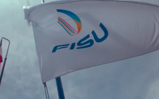 Banderas de Costa Rica y de la FISU ondeando.