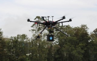 El dron cuenta con seis hélices. 