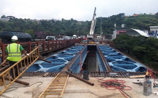 Estructura de metal del puente Yolanda Oreamuno.