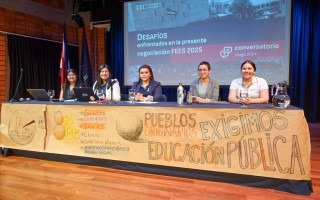 Cinco mujeres líderesas en la mesa central del conversatorio. 