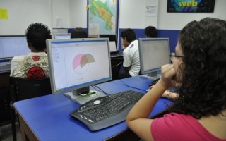 estudiantes en una computadora 
