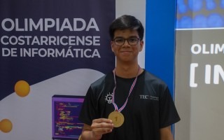 Estudiante con medalla de oro