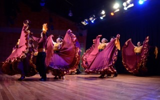imagen de varias personas bailando folclor.