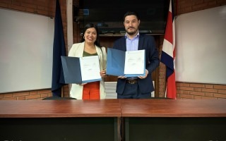 Tanto la rectora del TEC, María Estrada, como el presidente de la Cámara de Comercio, Henry Alfaro, muestran el  convenio firmado. 