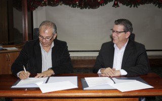  El Dr. Julio César Calvo Alvarado y el Ing. Carlos Roberto Acuña Esquivel firmando un convenio para beneficio de los egresados del TEC.