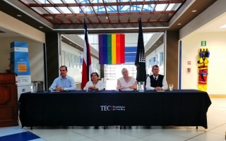 imagen de los cuatro candidatos a la rectoria, en foro en Limón.