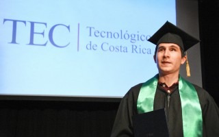 En la foto: David Campos posa como el primer ingeniero no vidente graduado en Costa Rica. 