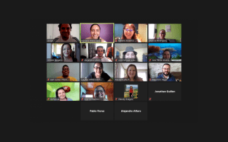 Varios rostros en una reunión virtual