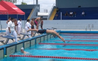 nadador_del_tec_lanzandose_a_piscina_para_competir_