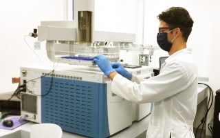 imagen de un estudiante en el laboratorio de química