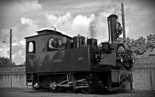La fotografía muestra una locomotora de vapor. 