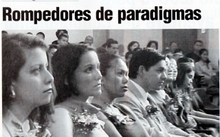 RECORTE DE PERIODICO QUE INDICA EN TITULAR "ROMPEDORES DE PARADIGMAS"