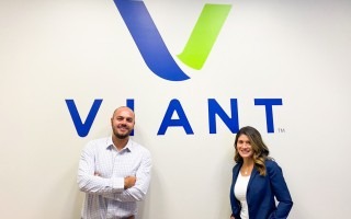La foto muestra a Luis Quesada y Viria Carmona en la empresa Viant con sede en Michiga. (Fotografía: cortesía de Luis Quesada). 