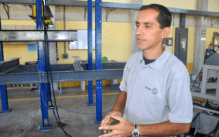 Mauricio Mayorga, ingeniero del CIVCO, en el laboratorio de piso fuerte.