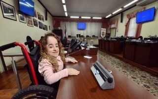 Nicole Mesén Sojo en su curul en la Municipalidad de Goicoechea