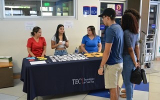 Imagen de varios estudiantes recibiendo información.