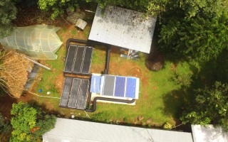 Paneles solares junto a la lechería.